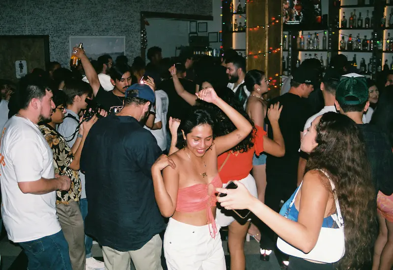 Menschen tanzen auf einer Party